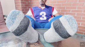 I touch and show my male feet in the solarium (2025)