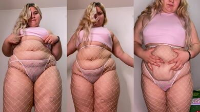FAT BEAUTY SPREADS HER HUGE ASS