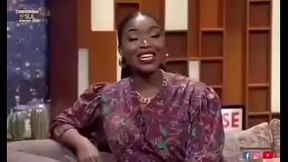 Canto angolana P&eacute_rola deixa um dos seios a most na televis&atilde_o