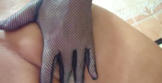 Wet for you this Wednesday, pouring water over my naked body, teasing my nipples and caressing my tits