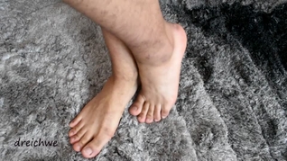 Fetiche pies en tapete gris
