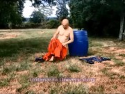 VOST engl - Cet inférieur soumis et chaste et le tonneau dans le jardin.