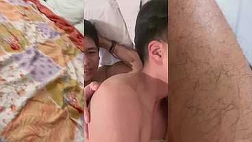 El vecino me encarga a su hijo en lo que van de fiesta y me lo follo