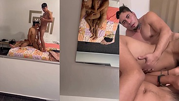 El vecino me encarga a su hijo en lo que van de fiesta y me lo follo