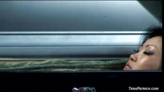 Hármasban szexi ázsiai Tera Patrick, Lucie Lee és Lucy Lee megdugják a seggüket