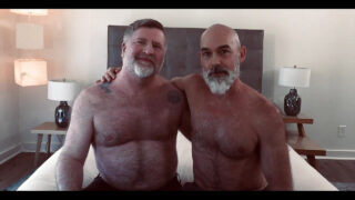 Il buco peloso del papà orso prende un cazzo crudo durante una sessione di fitness bollente