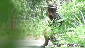 ”Sensual Japanese likes peeing while speaking on her phone”