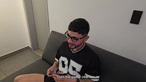 seduzco a mi hijastro nerd gamer a que juegue conmigo &mdash;  me folle y me trago su leche