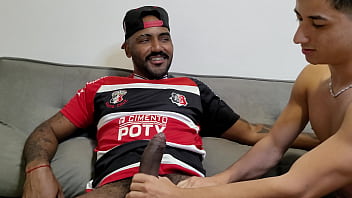 Massagista foi fazer massagem no jogador de futebol neg&atilde_o dotado e acabou chupando sua rola