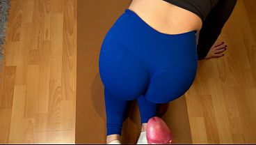 Perfect Ass Yoga Girl gets Backshots and a massive Cumshot on her Big Ass !