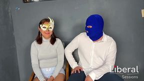 El novio le da de cachetadas a su novia por ser una buena puta