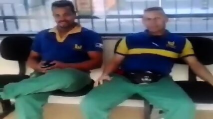 Metalurgico querendo pegar no pau do colega