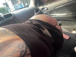 Blow job sex in the car, I roll down the windows so everybody can watch her giving head and her large booty - Mamiimaldii