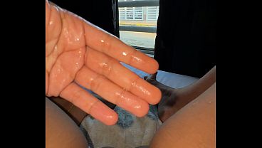 como me encanta cuando me masturbo al pie de la ventana y mis vecinos pasan y pasan para verme