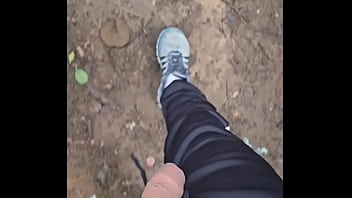 Caminhando no parque de pau para fora da calca, esperando um puto para mamar.