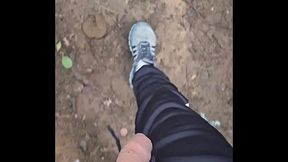 Caminhando no parque de pau para fora da calca, esperando um puto para mamar.