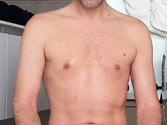 Joshua Guthmann nackt im Badezimmer