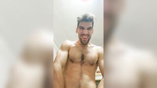 Stud showcases his face when he ejaculates