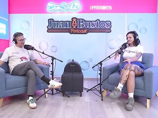 Argentina se folla el culo con enorme pene mientras FuckMachine le destroza el coño