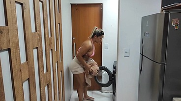 My stepmother got stuck in the washing machine, and I took the opportunity to fuck that tight ass and fill it with cum. Vagninho e Luna Oliveira