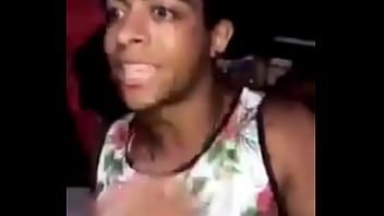 Everson Zoio fazendo m&aacute_gica com a l&iacute_ngua cantando eminem