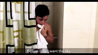 Magere homoseksuele sletjes worden anaal geneukt zonder condoom.