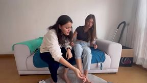 Masaje y lucha de pies de dos lesbianas