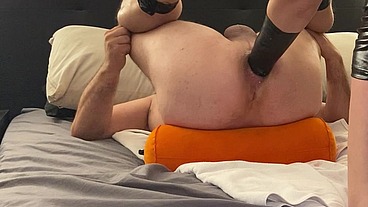 Ama fisting se lo folla y le hace comerse su leche