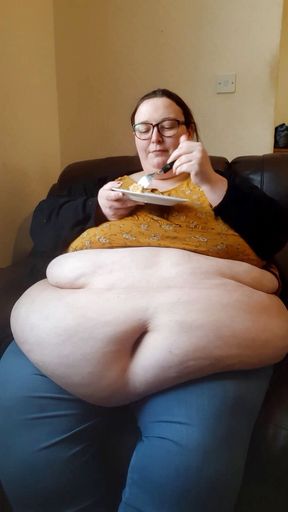 SSBBW eating cake with belly out