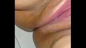 Putona no banheiro gozando pro mulato da praia