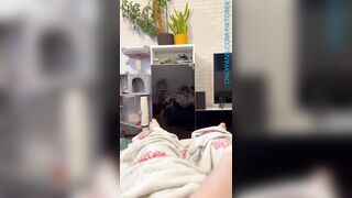 Fast jizz on belly
