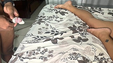Casada sem vergonha chama amiga travesti para uma suruba com os novinhos