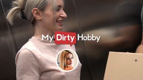 Hot - Courier fucks his blonde beautiful customer