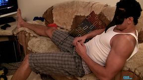 Muscled Hunk Jerks His Meat