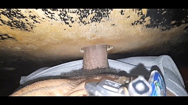 Casado chupando rola enorme no buraco do dark Room do barzinho.