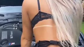 depois de pegar o carro e dar uma passeio na praia e hora de relaxar no escurinho