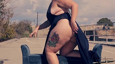 BBW Mimosa Flashes and Plays With Pussy in Public