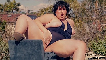 BBW Mimosa Flashes and Plays With Pussy in Public