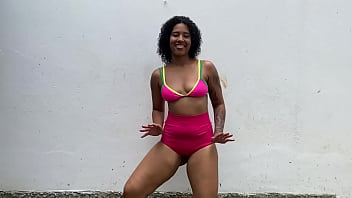 Novinha safada se exibindo EM P&Uacute_BLICO e Guiando sua Punheta at&eacute_ ganhar leitinho dentro