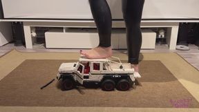 Sneaker-Girl Akira - Heavy Big Toy Truck Crush