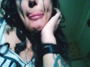 Cecile Pleasure se masturba con vídeos y revistas