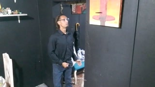 A bachelor testing the rent room: Raba Erre.