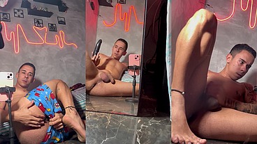 Brincando com pau preto no cuzinho