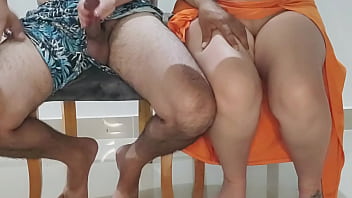 La puta de mi hermanastra se puso demasiado HOT en la cena con nuestros padrastros - Nos Atraparon Pero Ella Sigui&oacute_ Cabalgando - REAL - CASERO