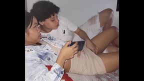 Encuentro a mi hermatrastra viendo porno le hago una apuesta y terminamos follando