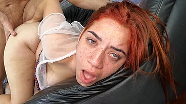 Ruiva carioca do bundão levando vara