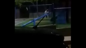 Cuando quedan solos en el parque