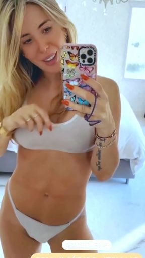 Fit MILF shows off her big Latina booty and tits