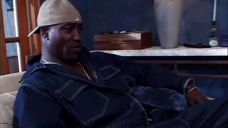 Aziatische Lyla Lei geneukt door grote zwarte pik