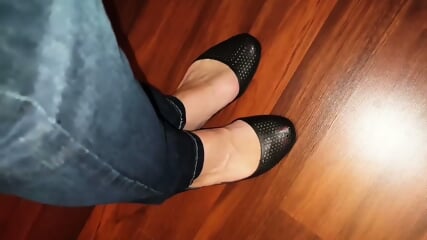Amateur Lady Puts Her Sexy Feet And Toes In Jizzy Shoes
